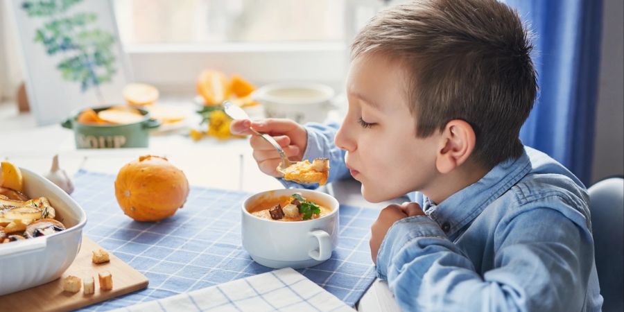 Regelmässige Essenszeiten verhelfen Kindern zu einem gesünderen Essverhalten.