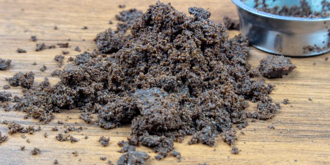 Dank des hohen Stickstoffanteiles eignet sich Kaffeesatz bestens als Dünger. Kaffeesatz Garten Boden Dünger