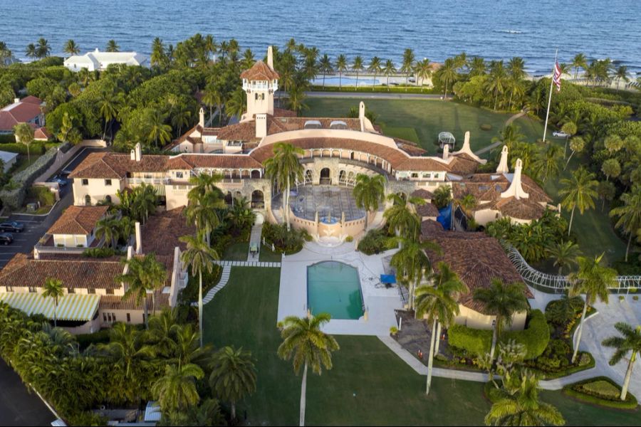 Sonnenuntergang über Mar-a-Lago in Palm Beach, Florida, USA, fotografiert am 10. August 2022 von einer Drohne aus.