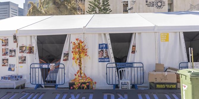 In Zelten auf dem Platz vor dem Kunstmuseum in Tel Aviv leben Familien, deren Angehörige von der Terrorgruppe Hamas verschleppt worden sind.