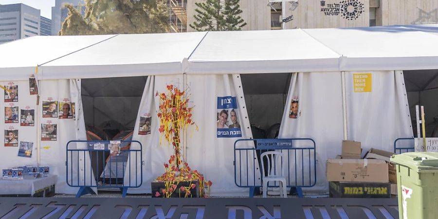 In Zelten auf dem Platz vor dem Kunstmuseum in Tel Aviv leben Familien, deren Angehörige von der Terrorgruppe Hamas verschleppt worden sind.