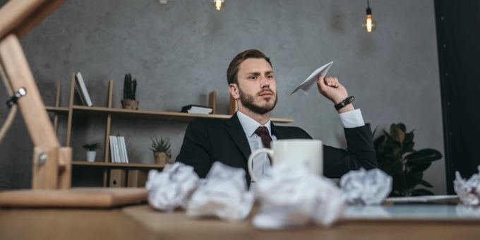 Unterforderung und Langeweile im Job können zu ernsthaften Problemen führen. Mann, Büro, Langeweile, Boreout
