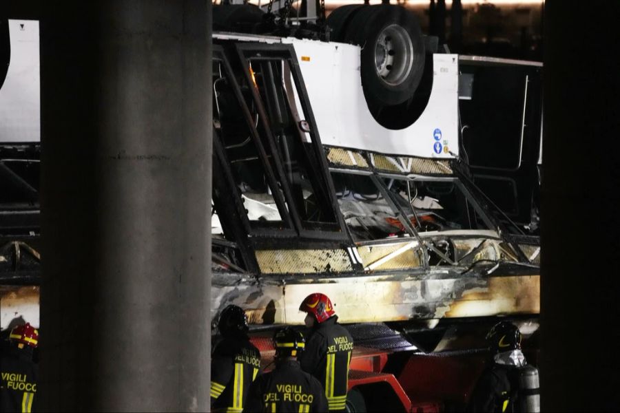 Italienische Feuerwehrleute sind an der Unfallstelle eines Linienbusses in der Nähe von Venedig im Einsatz.