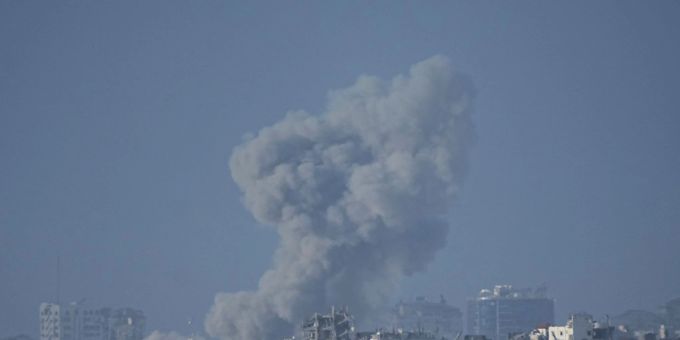 Rauch steigt nach einem israelischen Bombardement über dem Gazastreifen auf. Rauch steigt nach einem israelischen Bombardement über dem Gazastreifen auf.