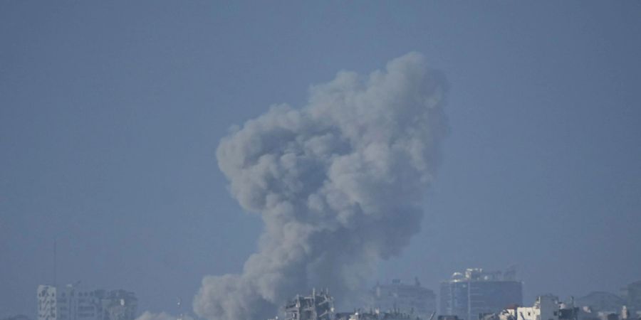 Rauch steigt nach einem israelischen Bombardement über dem Gazastreifen auf.