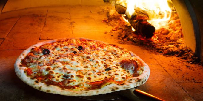 Pizza kommt aus Neapel. Aber gute Pizza gibt es überall in Italien. pizza im feuer