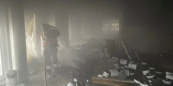 Eine Person im Spital - Brandausbruch auf Baustelle in Reinach BL