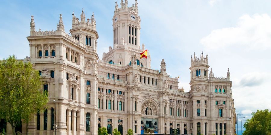 Zibelespalast in Madrid mit spoanischer Flagge.