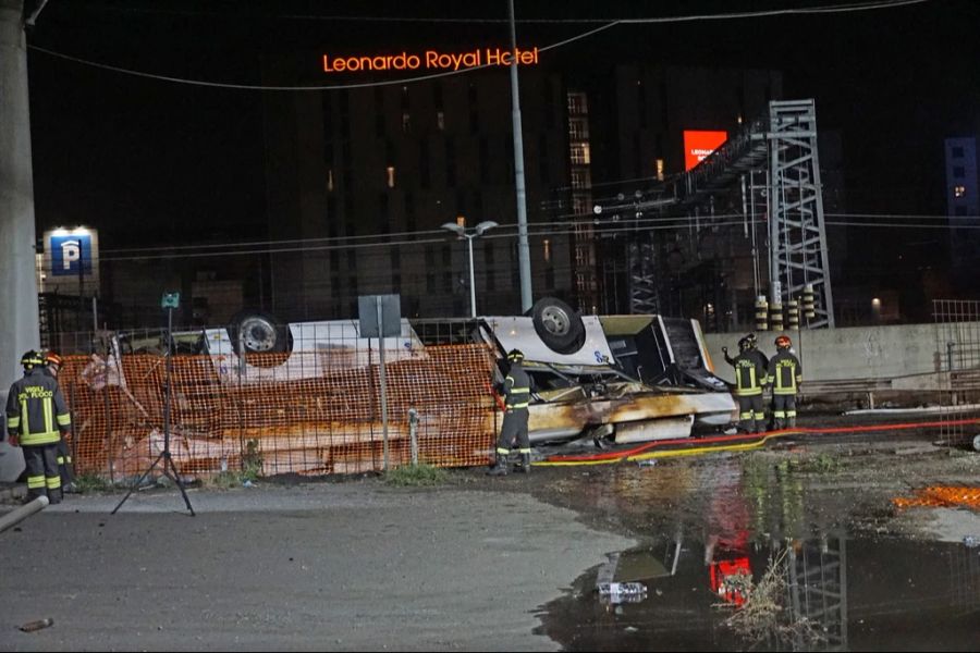 Der Bus stürzte über eine Leitplanke 10 Meter in die Tiefe.