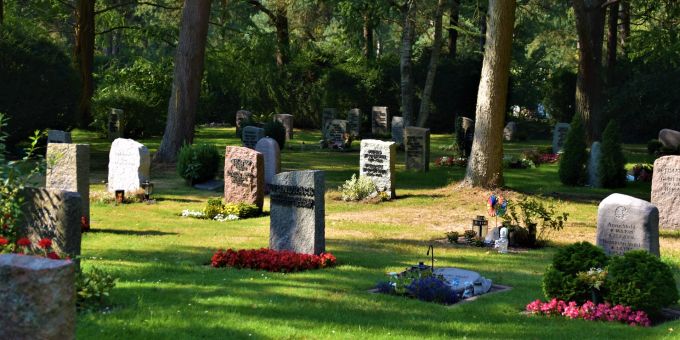 Ein Friedhof gilt nicht nur als letzte Ruhestätte für Verstorbene. Oft finden Angehörige hier einen ganz besonderen Ort für ihre Trauer. Friedhof Angehörige Ruhestätte Ort
