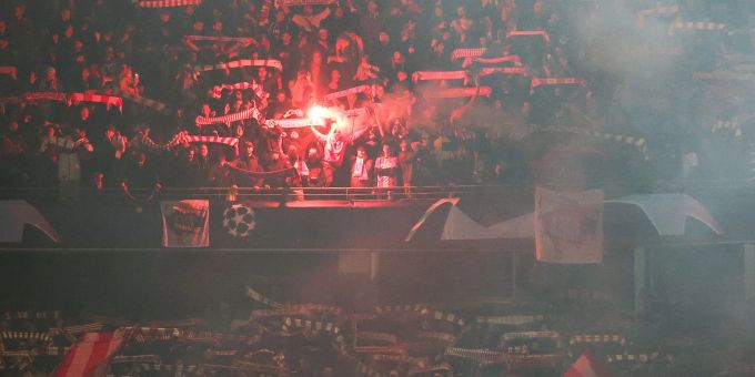 Belgrads Fans zünden zum Anpfiff im Leipziger Stadion Pyrotechnik. Champions League