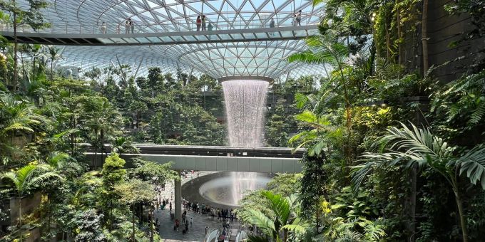 Grüner Flughafen: Am Changi Airport entstand 2019 «The Jewel», ein gläserner Rundbau, der unter anderem einen spektakulären Indoor-Wasserfall beherbergt. (Archivbild) flughafen singapur