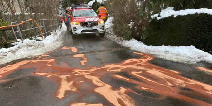Kanton Zug: Kilometerlange Treibstoffspur. Zug: Kilometerlange Treibstoffspur