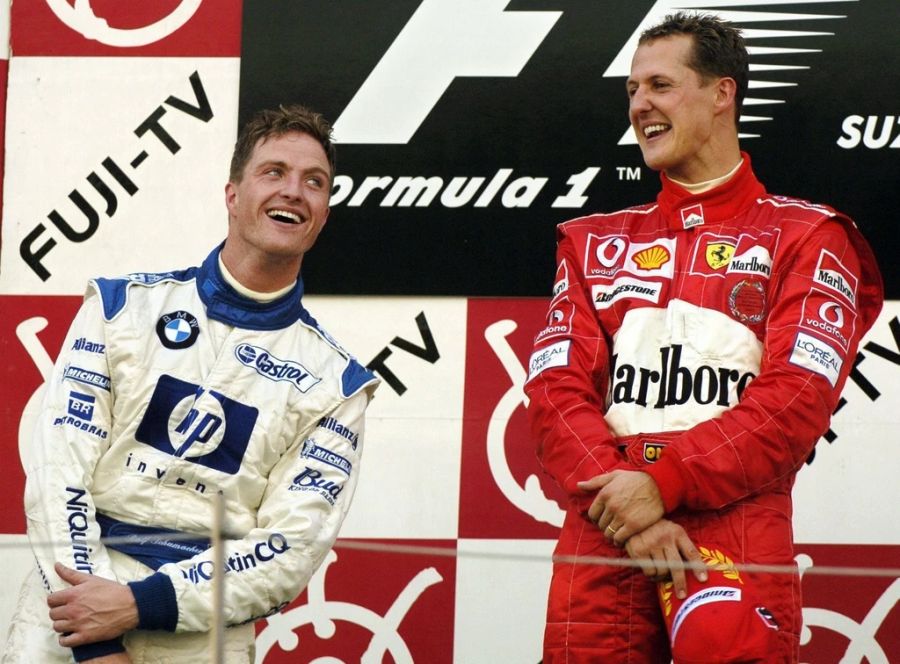 Ralf Schumacher, auf dem Podest neben seinem Bruder Michael, beim GP von Suzuka am 10. Oktober 2004.