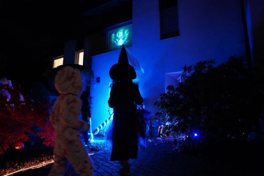 Zwei Kinder hoffen auf Süsses statt Saures auf dem Weg zur Haustür in Zürich, am 31. Oktober 2023.