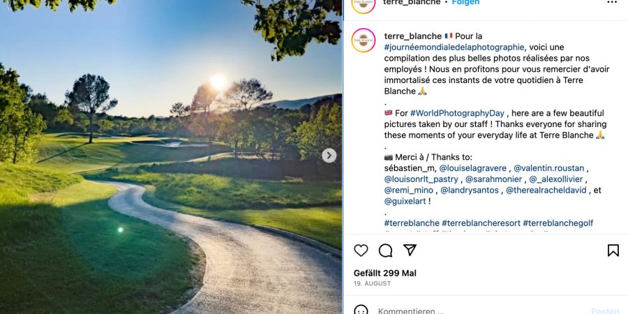 Sonnenuntergang über einem Golfplatz.