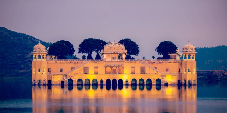 indischer Palast auf dem Wasser im Mondschein.