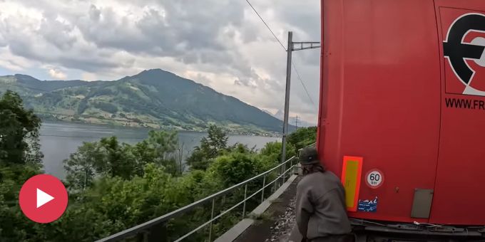 Videos - Zug-Surfer riskieren zwischen Schweizer Bahn-Wagen ihr Leben