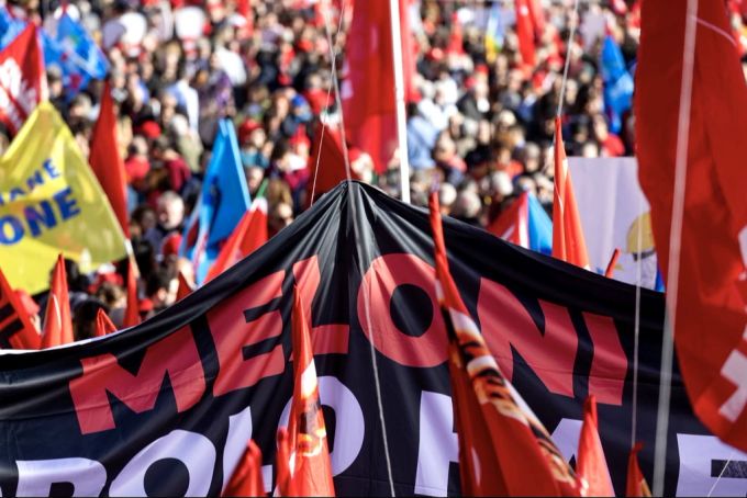 Die Wut richtete sich beim Streik in Italien gegen die Regierung Meloni. Streik in Italien Banner