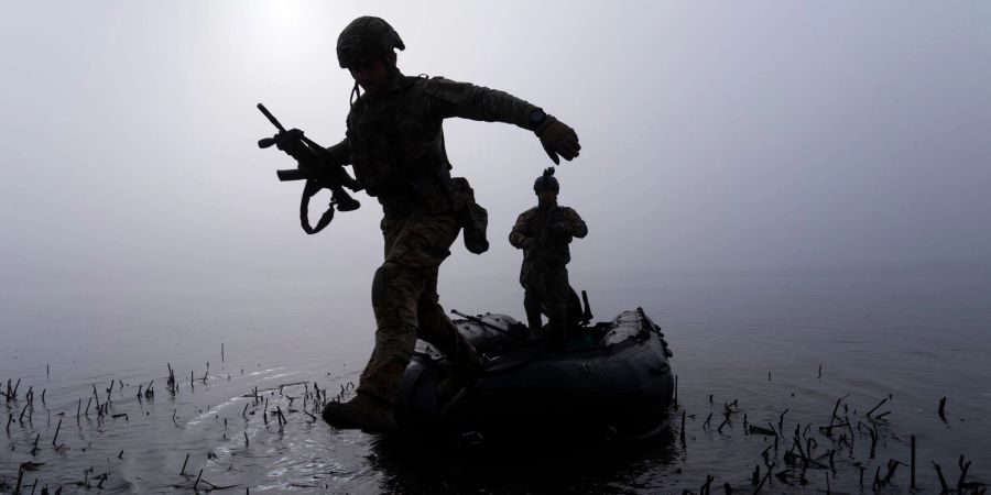 Nach den Vorstössen ukrainischer Truppen über den Dnipro bei Cherson im Süden der Ukraine dauern die schweren Kämpfe in der Region an.