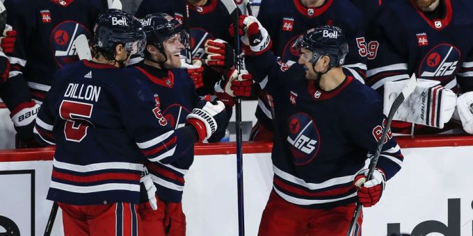 Nino Niederreiter legt in der NHL zwei Treffer auf. NHL Nino Niederreiter