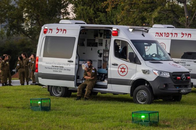 Gaza-Krieg: Israelisches Militärpersonal wartet vor einem Krankenhaus in Petach Tikwa auf die Ankunft der von der islamistischen Hamas-Bewegung freigelassenen Geiseln. Geduld