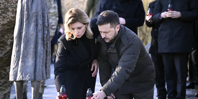 Die ukrainische First Lady Olena Zelenska und der ukrainische Präsident Wolodymyr Selenskyj nehmen an einer Gedenkveranstaltung zum Holodomor teil. Foto: Kupec Petr/CTK/dpa Die ukrainische First Lady Olena Zelenska und der ukrainische Präsident Wolodymyr Selenskyj nehmen an einer Gedenkveranstaltung zum Holodomor teil. Foto: Kupec Petr/CTK/dpa