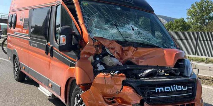 Auf der A1 kollidierte ein Wohnmobil mit einem Sattelschlepper. Kollision Wohnmobil - Sattelschlepper