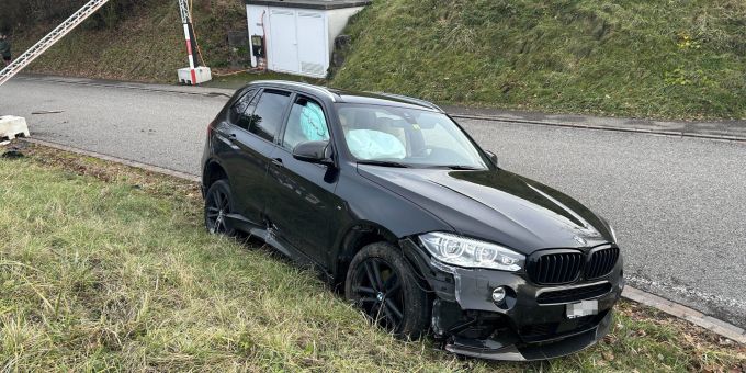 Unfall in Magden AG - Besoffen mit BMW gegen Betonsockel geknallt
