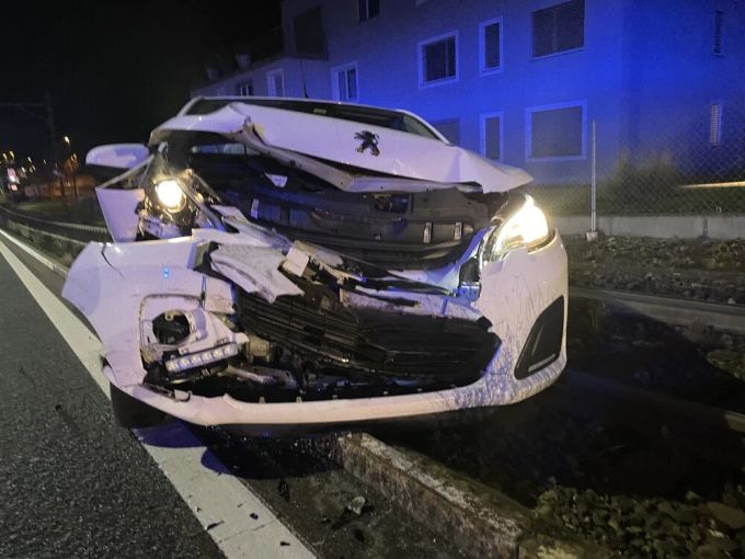 Peugot wird bei Unfall auf Bahngleise geschleudert. Sachschaden an Peugot.