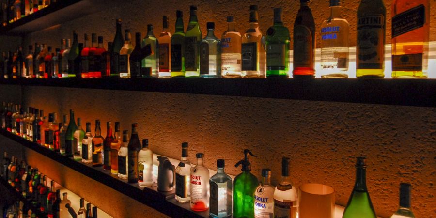 Cocktails lassen sich aus verschiedenen Alkoholsorten zusammenstellen.