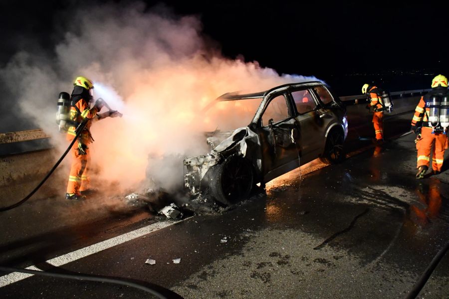 Feuerwehr löscht Autobrand