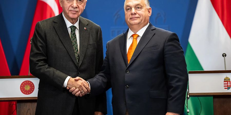 Viktor Orban (r), Premierminister von Ungarn, und Recep Tayyip Erdogan, Präsident der Türkei, geben im Karmeliterkloster gemeinsam eine Erklärung ab. Foto: Marton Monus/dpa