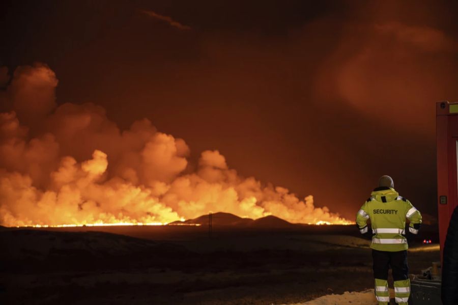 Behörden haben den Ort Grindavík bereits im Vorfeld evakuiert, die Strassen rundherum sind gesperrt.