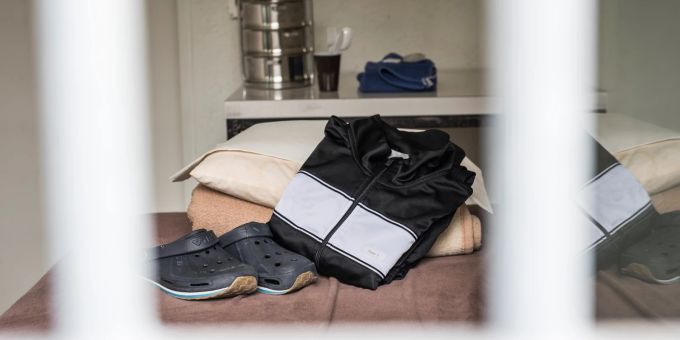 Symbolbild Zelle Festnahme Symbolbild Zelle Festnahme