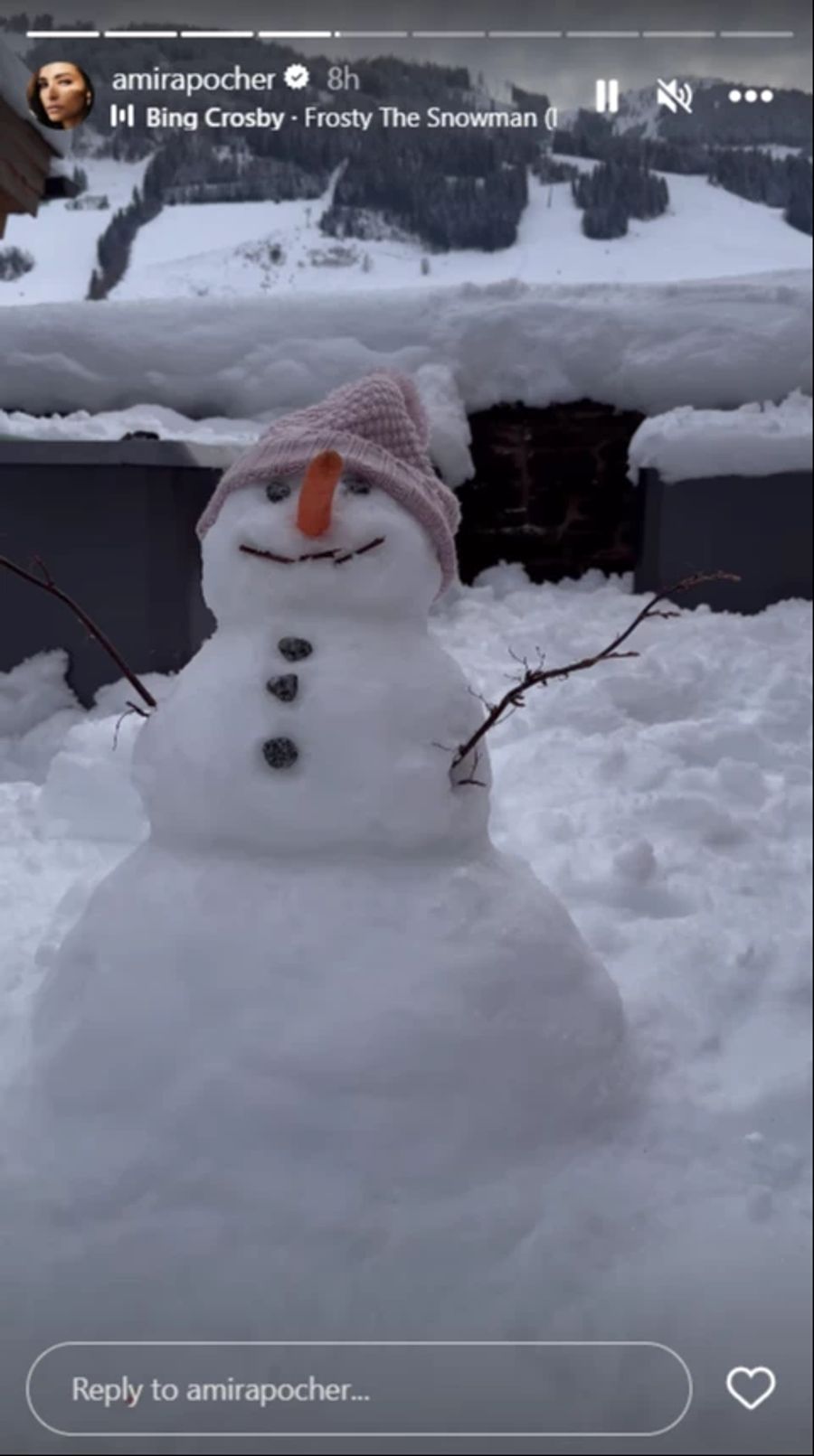 Mit ihren beiden Söhnen verbringt die gebürtige Österreicherin auch Zeit im Schnee.