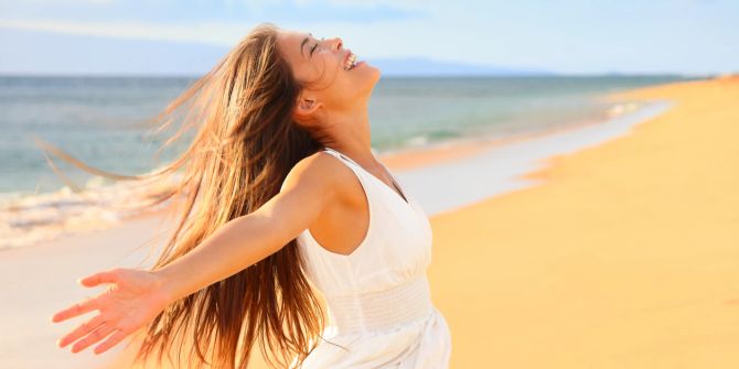 glückliche frau am strand