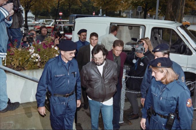 Eine der bekanntesten Rückfalltaten der Schweiz war der Mord am Zollikerberg im Jahr 1993. Abgebildet: Täter Erich Hauert (Mitte). (Archiv) Gewalt