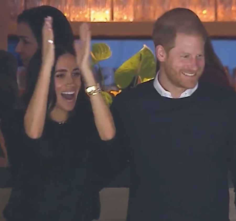 Harry und Meghan jubeln beim Eishockeyspiel.