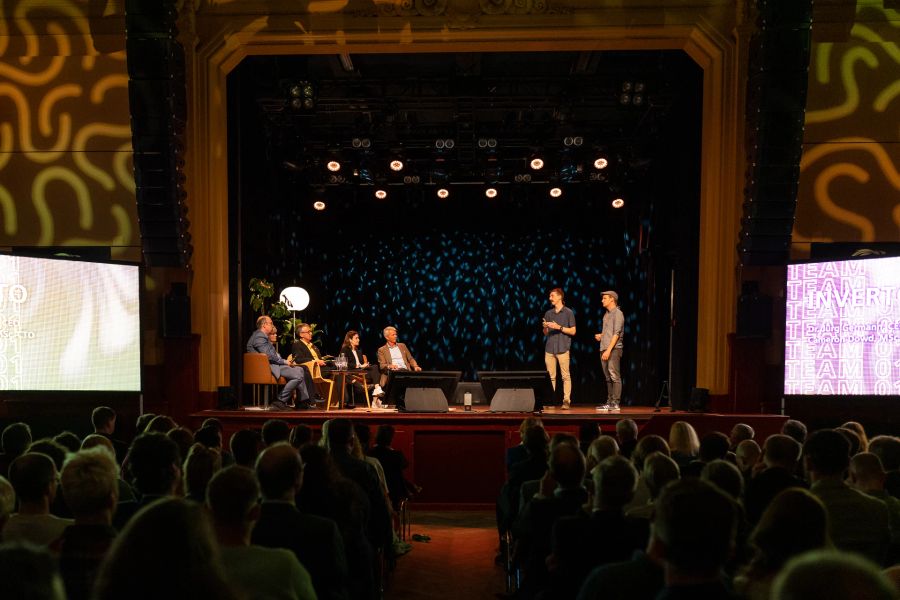 An der letztjährigen Award Night stehen Finalisten der Jury Rede und Antwort.