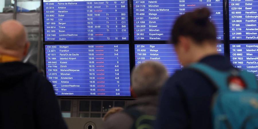 Auf einer Anzeigetafel werden gestrichene Flüge im Terminal 1 des Hamburger Flughafens angezeigt.