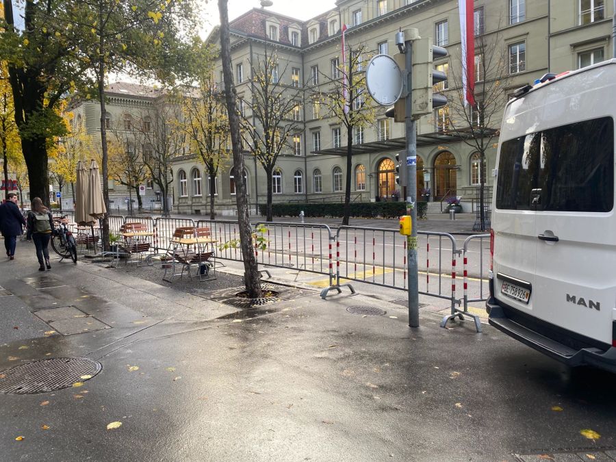 Auch die Strasse vor dem Bundeshaus West und dem Bernerhof wurde sicherheitshalber abgesperrt.