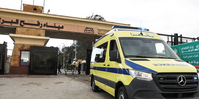 Israel-Krieg: Ägyptische Krankenwagen fahren über den Grenzübergang Rafah zurück nach Ägypten. ägypten