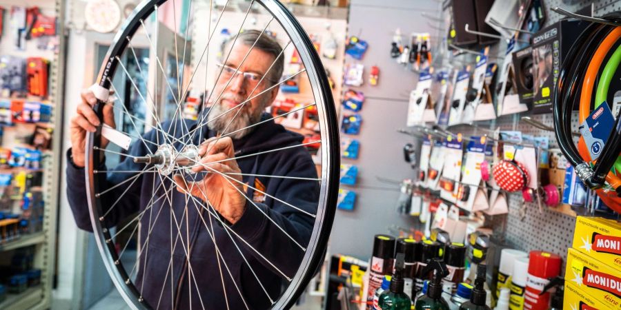 Fahrräder mit und ohne Elektromotor bleiben auch im Sommer 2022 Mangelware mit anhaltend hoher Nachfrage.