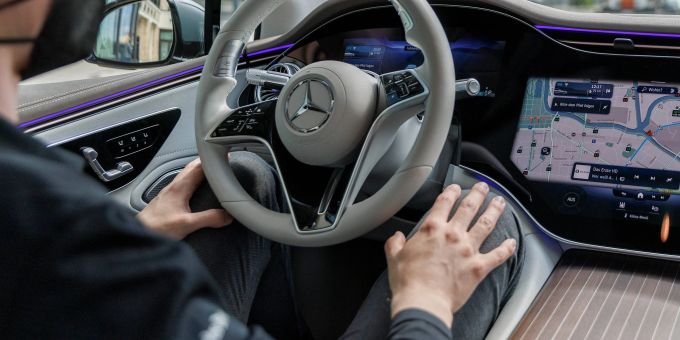Ein Entwickler bei Mercedes Benz, in einem fahrenden Mercedes vom Typ EQS 580 4Matic unter Anwendung des Drive Pilots. Ein Entwickler bei Mercedes Benz, in einem fahrenden Mercedes vom Typ EQS 580 4Matic unter Anwendung des Drive Pilots.