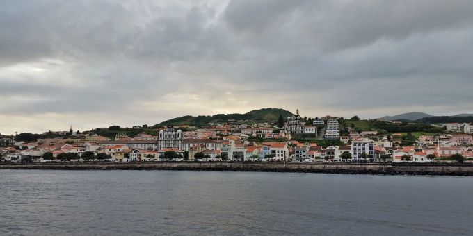 Ein Blick auf Horta, Hauptstadt der Azoren. Stadt Küste Meer Kolonialstil