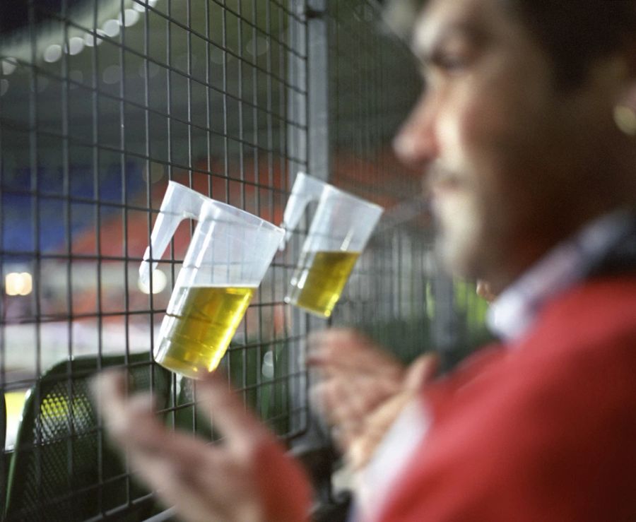 An der WM in Katar werden die Fans im Stadion höchstens alkoholfreies Bier an die Zäune hängen können. (Symbolbild)