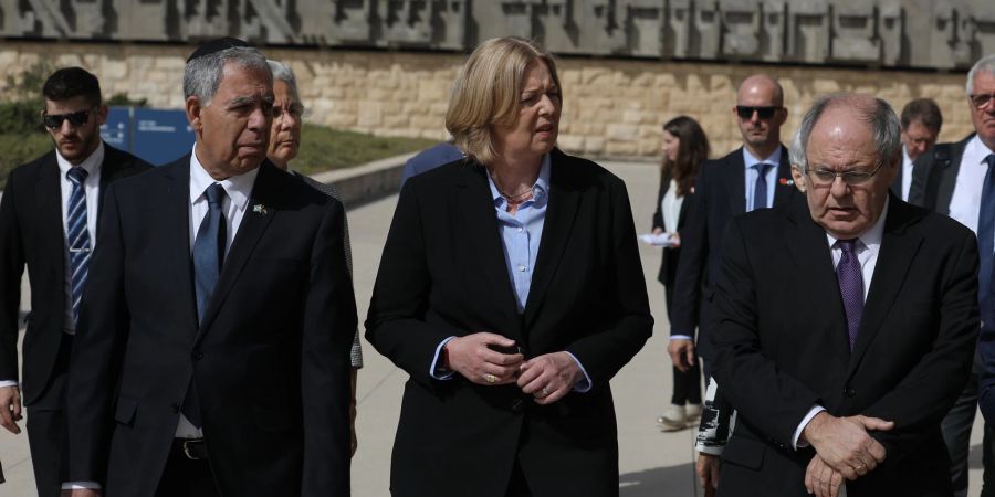 Bundestagspräsidentin Bärbel Bas und Mickey Levy (l.), Sprecher der Knesset, besuchen die Holocaust-Gedenkstätte Yad Vashem in Jerusalem.