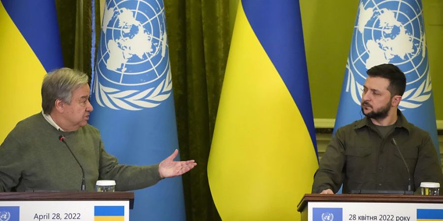 Wolodymyr Selenskyj (r), Präsident der Ukraine, und António Guterres, Generalsekretär der Vereinten Nationen, sprechen auf einer Pressekonferenz nach ihrem Treffen. Foto: Efrem Lukatsky/AP/dpa