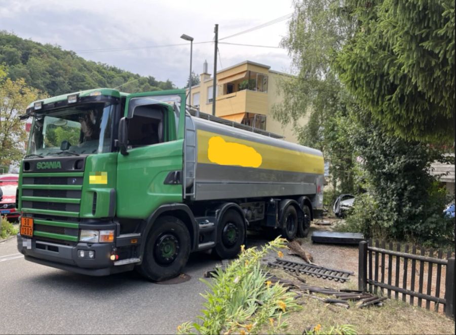 Das Fahrzeug kollidiert mit einen Auto und einer Fassade